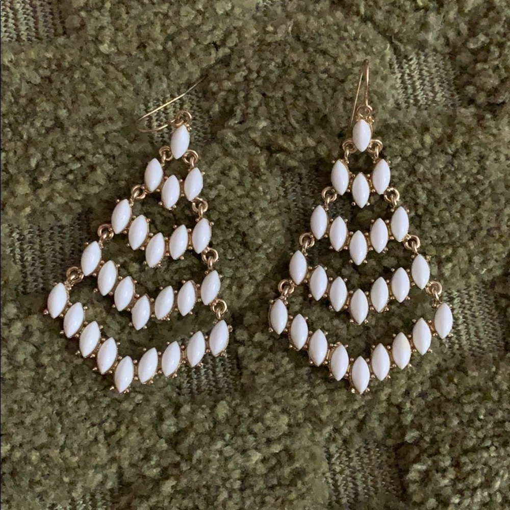 🌺 White and gold earrings